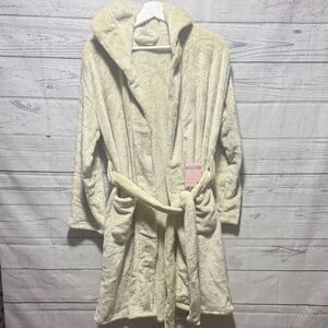 Summer & Rose Robe NWT